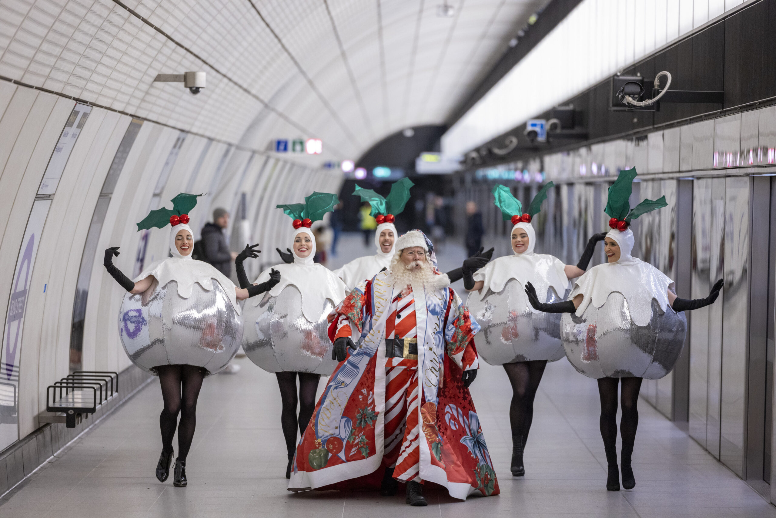 SELFRIDGES SANTA ARRIVES AT BOND STREET STATION 01.12 (2)