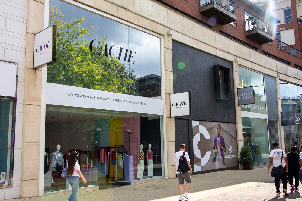 CACHE-OUTSIDE-WITH-LOGO-2