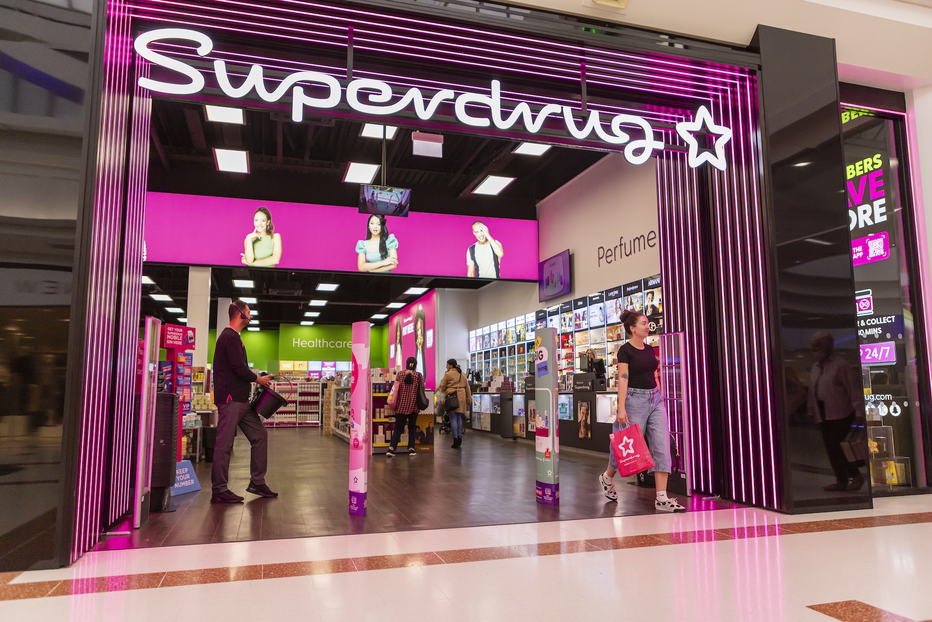 Superdrug, Merry Hill, External